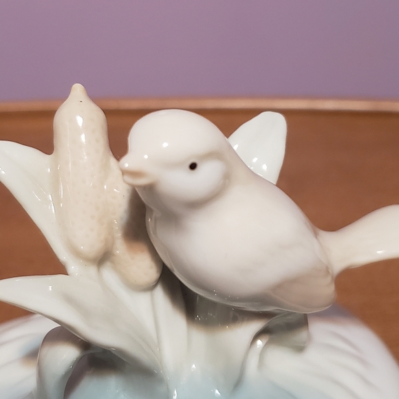 Bird and Cattail Trinket Dish Porcelain Heart Shaped Lidded - Picture 6 of 6